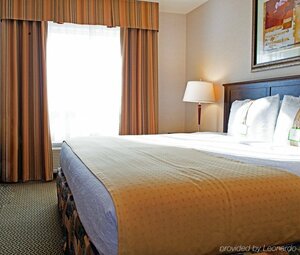 Гостиница Holiday Inn Hotel & x26; Suites-West Edmonton