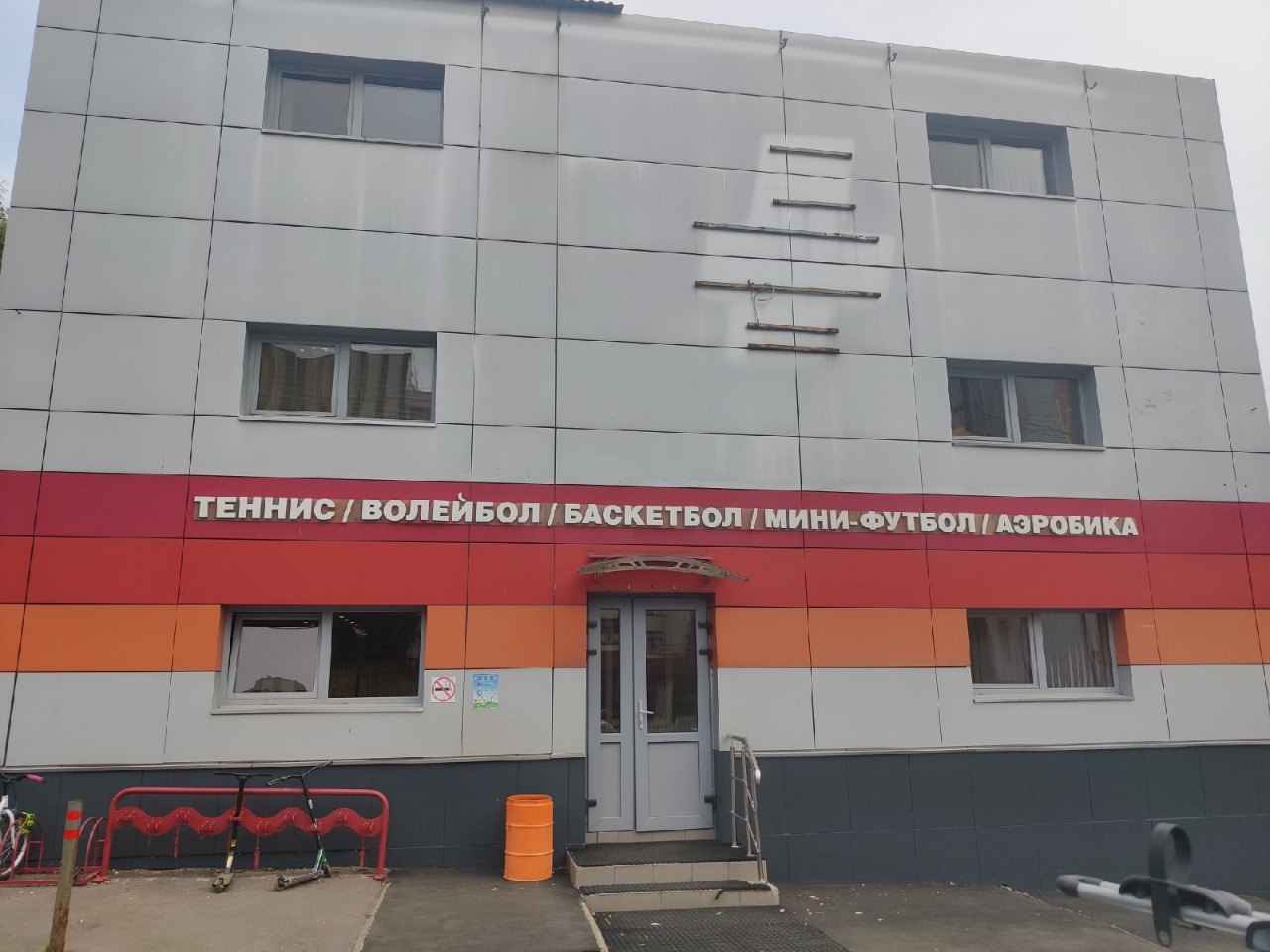 Продается отапливаемый кирпичный гаражный бокс 17 кв. м. в ГСК "Десна-31" распол