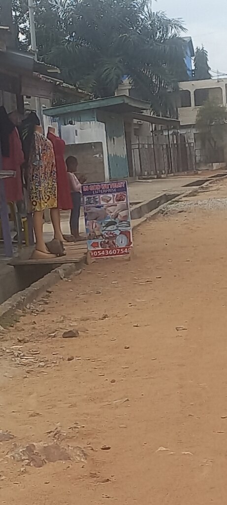 Second-hand shop In God We Trust Enterprise, Accra, photo