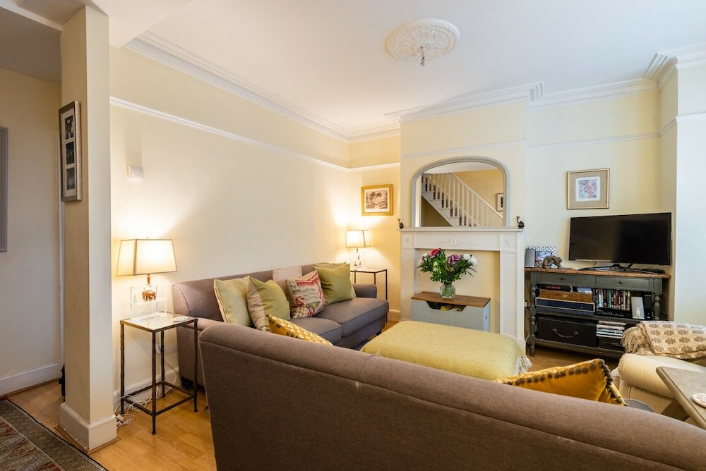 Фото Charming Victorian Family Home in Wimbledon