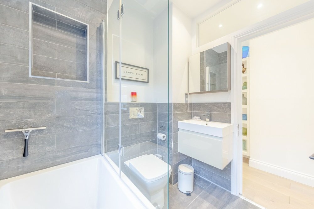 Фото Stunning 2 Bedroom Flat With a Garden in Barnes