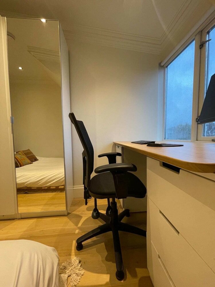 Фото Cute Top Floor Flat - Canonbury!