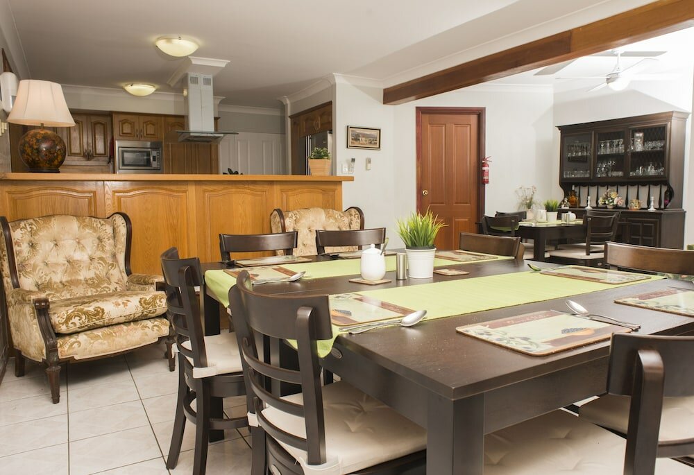 Фото Ainslie Manor B&b