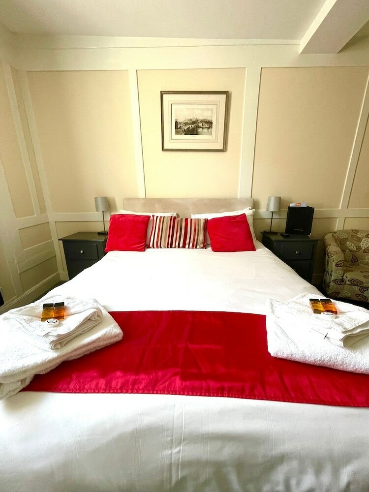 Фото The Crown And Cushion