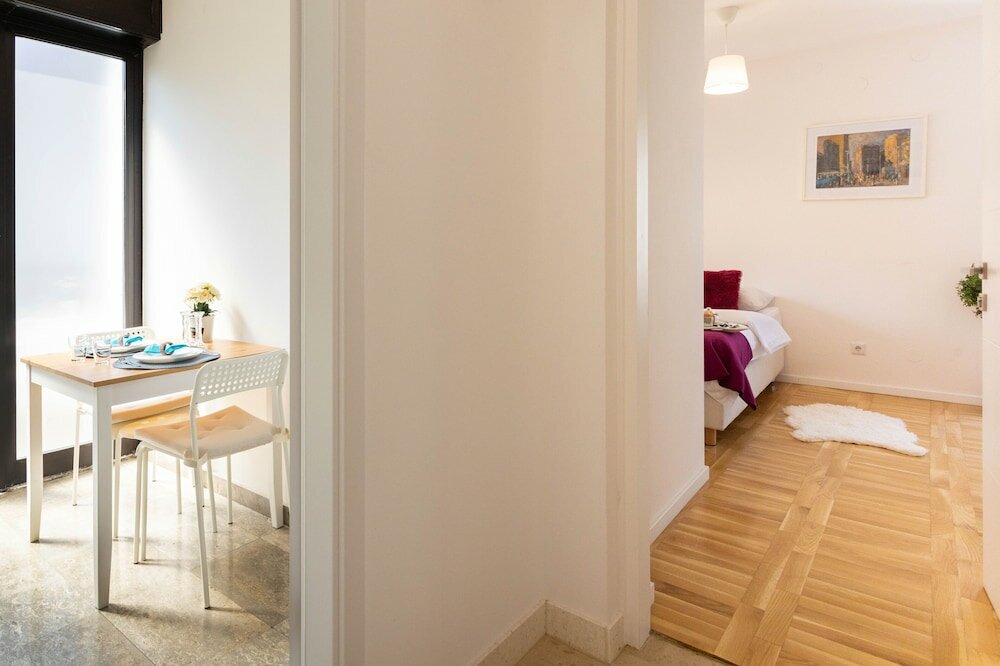 Фото Cozy and Bright Duplex Near City Center