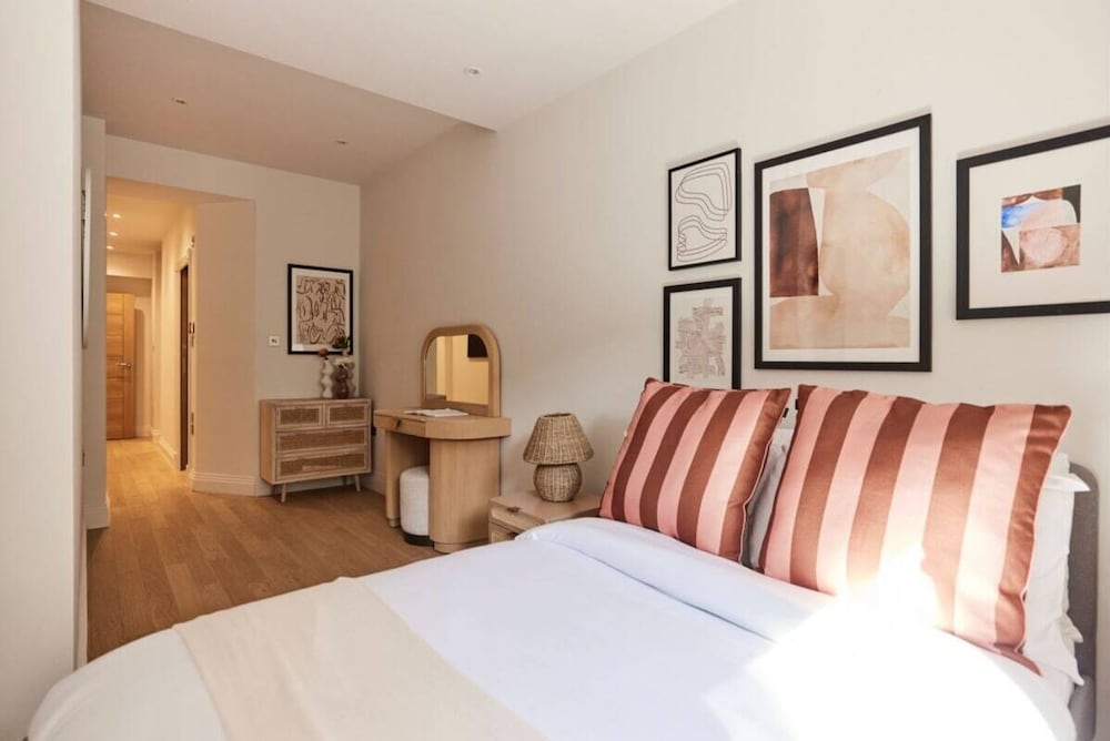 Фото The Chelsea Wonder - Spacious 3bdr Flat With Terrace + Garden