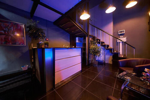 Көшеде келе жатқан жетілген әйелдің кенеттен трафикті қалайтын порно видеосы