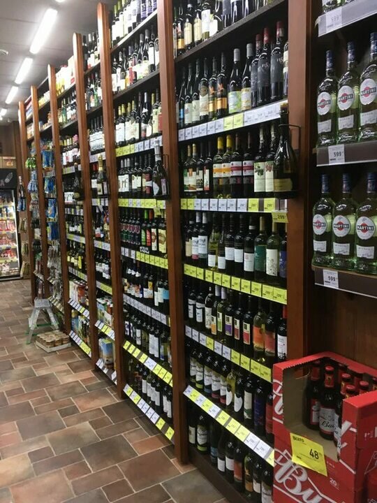 Красное и белое фото внутри магазина