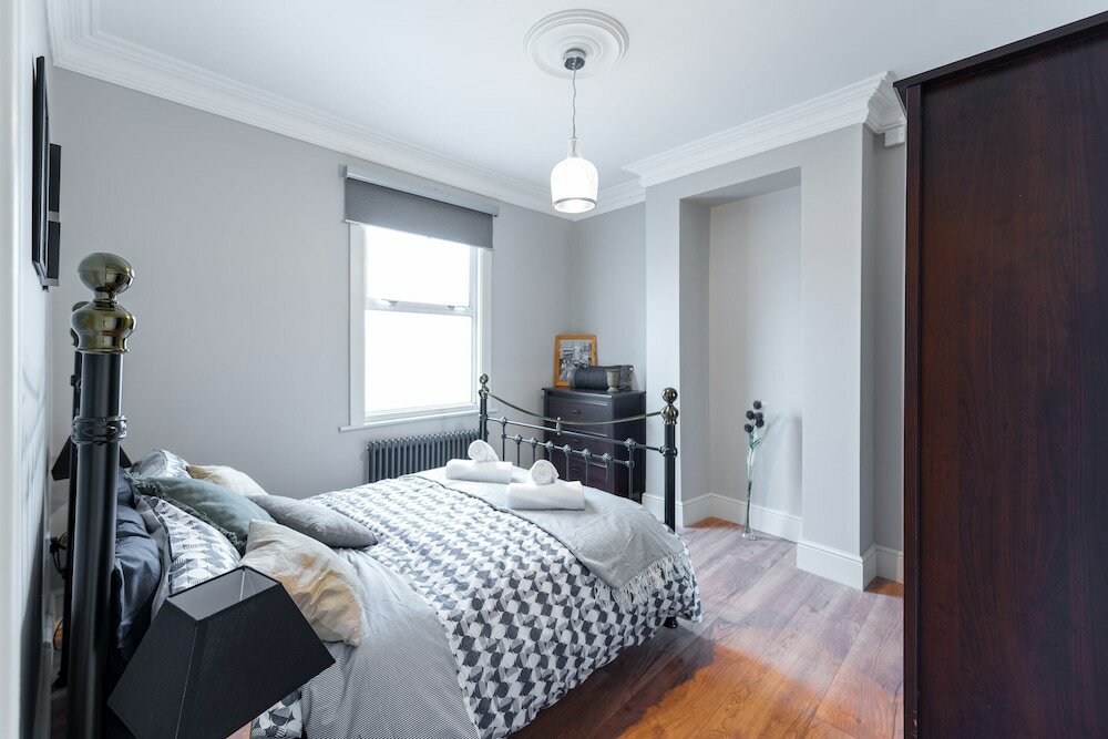 Фото Stunning Period Feature House