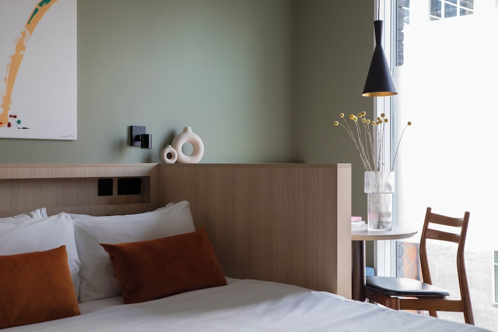 Фото Bob W Tower Hill Studios