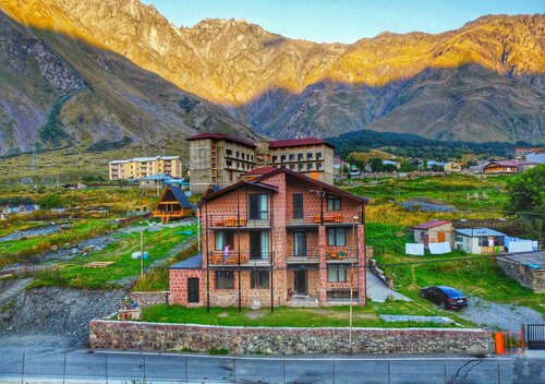 Внешний вид отеля Hotel Axien Kazbegi в Степанцминде (Казбеги), фото 1