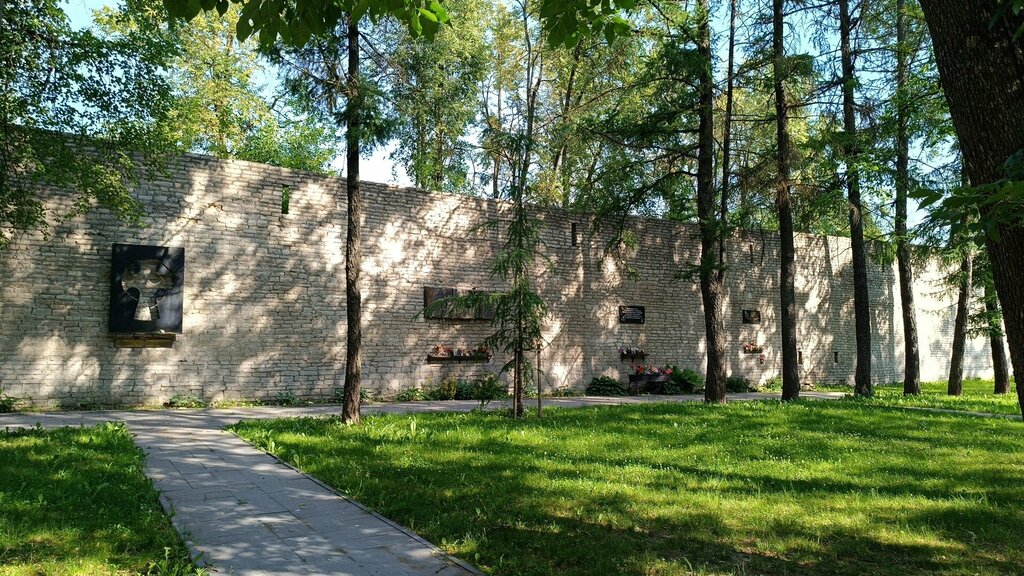 Memorial plaque, foundation stone Жителям и участникам обороны блокадного Ленинграда 1941-1944 гг., Pskov, photo