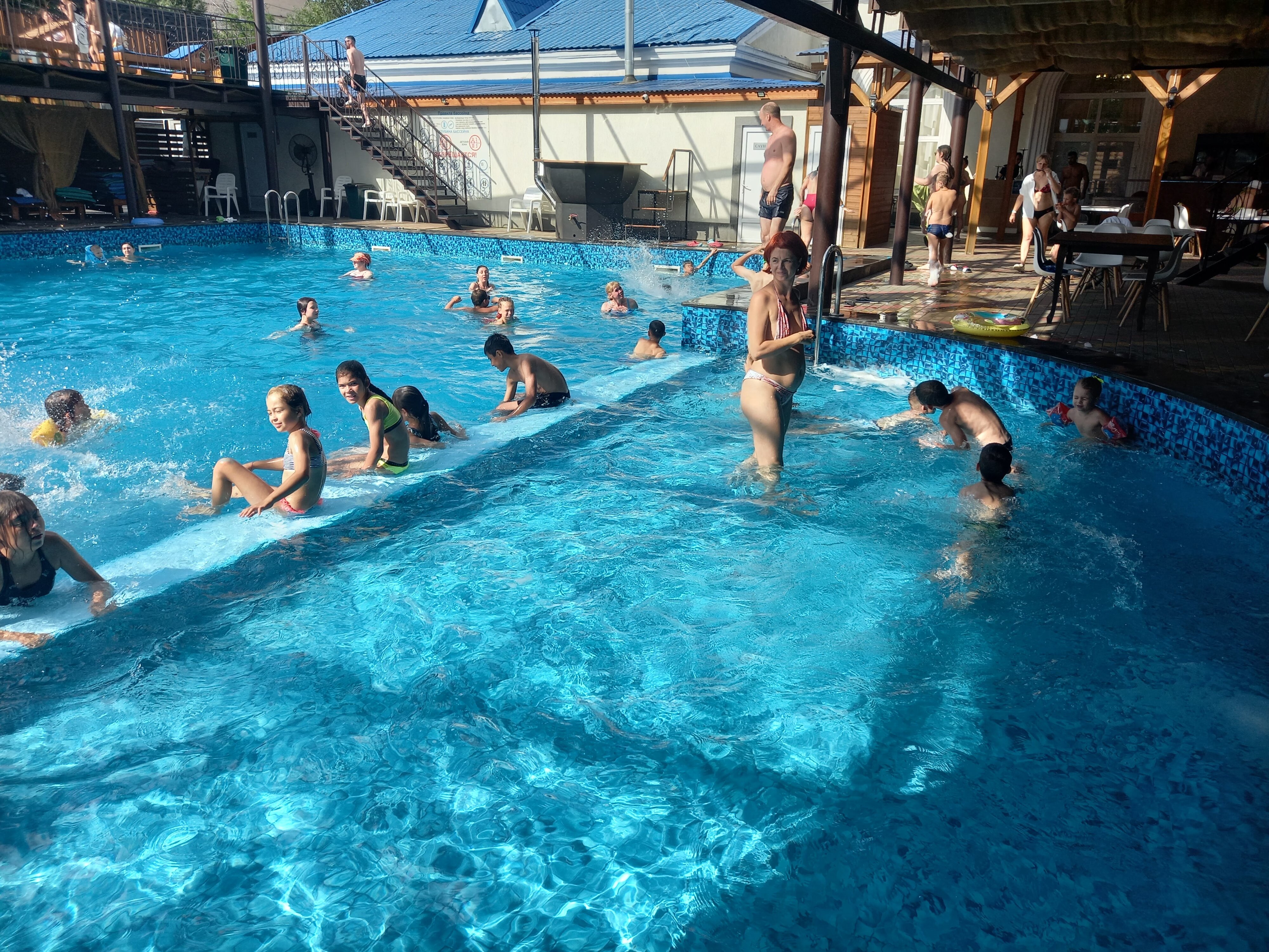 Бассейн голая семья в бане 