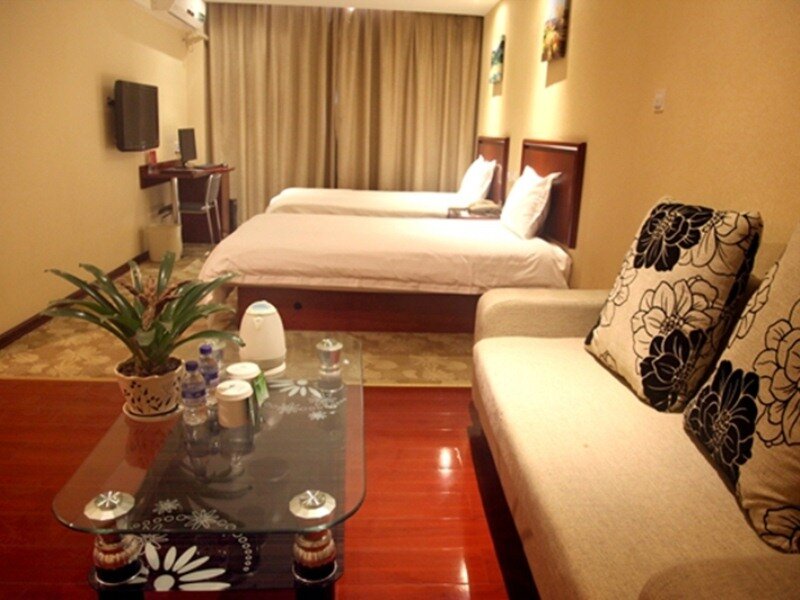 Фото GreenTree Guiyang Shifu Court Street Hotel