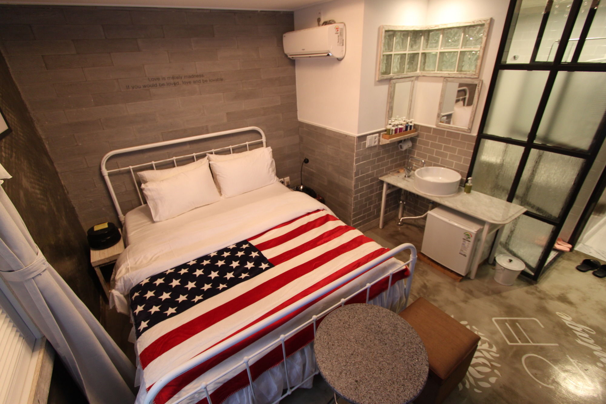 Фото February Hotel Hwanggeum