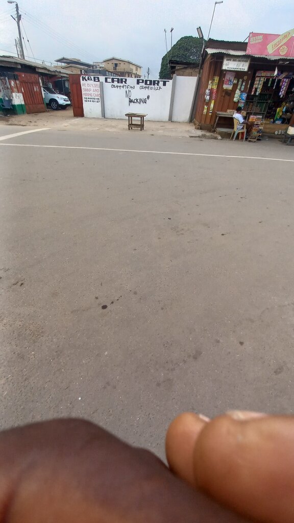 Car dealership K & B Car Port, Accra, photo