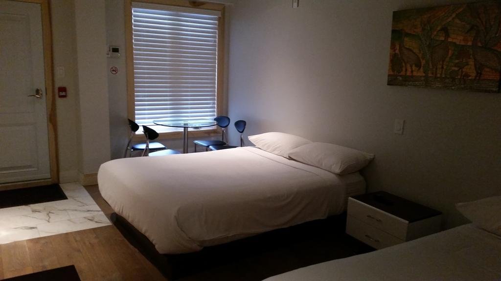 Фото Dundas Apartments & Suites