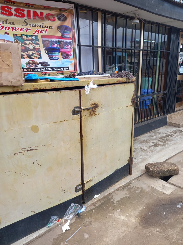 Showroom Blessing alata seminar showroom, Accra, photo