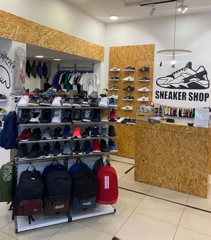 Спортивная одежда и обувь Sneaker Shop, Гатчина, фото