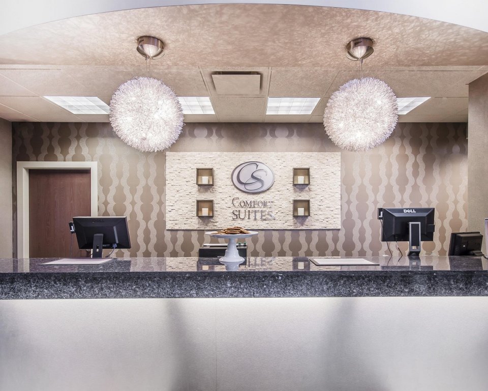 Фото Comfort Suites Kelowna