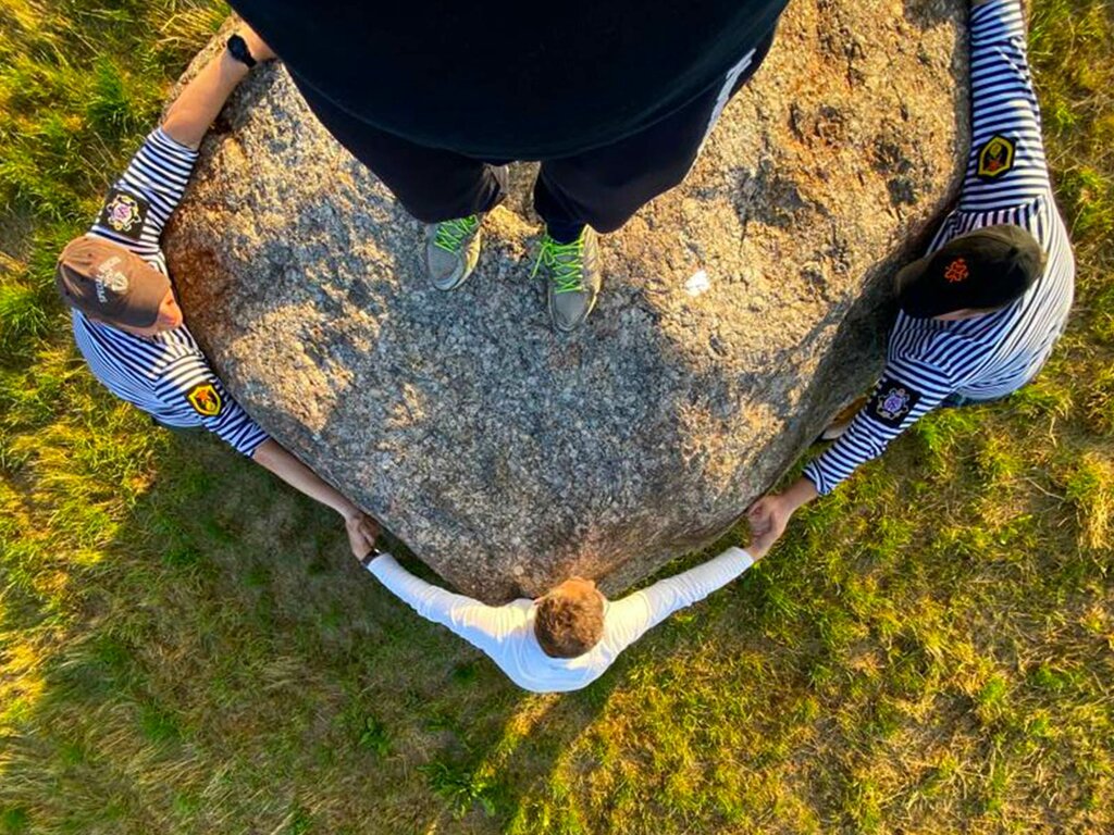 Turizm bazası Big stone, Novqorod vilayəti, foto