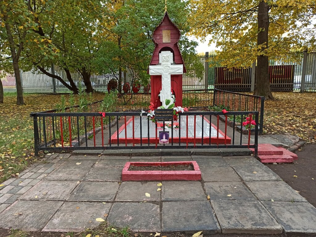 Chapel, memorial cross Monument to Defenders of the Parliament, Moscow, photo