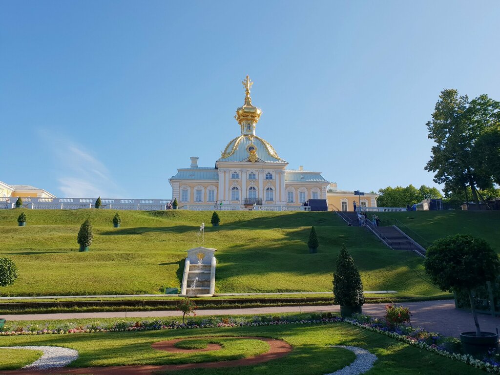 Достопримечательность Корпус под Гербом, Петергоф, фото