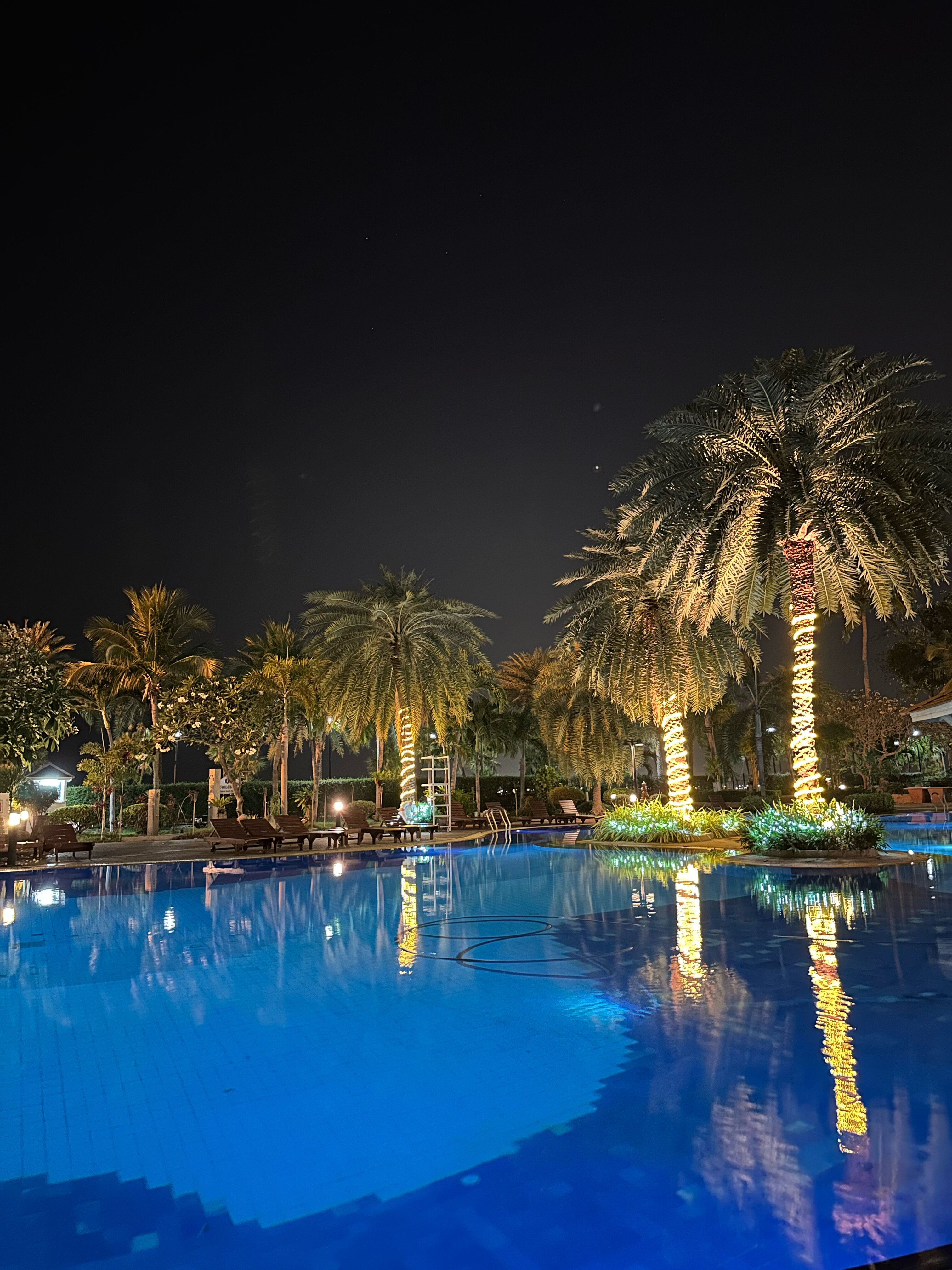 Фото Cholchan Pattaya Beach Resort