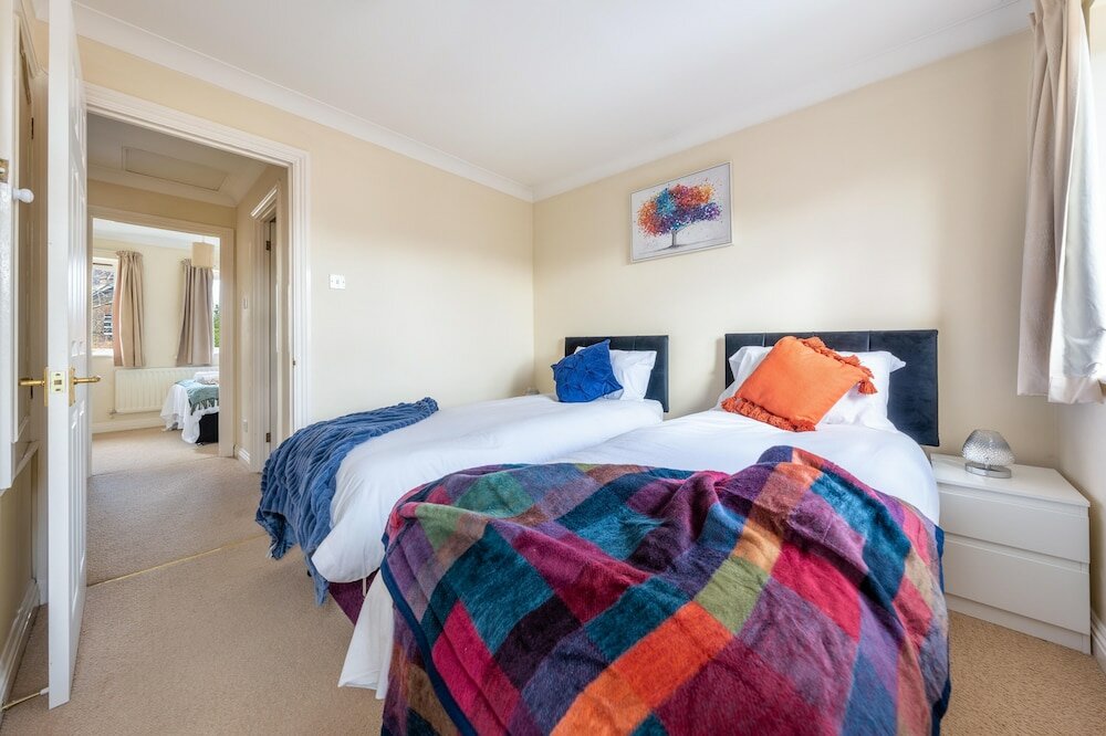 Фото Pierocks Wickets Luxury Entire House, Free Parking and Wi-fi in Maidenhead