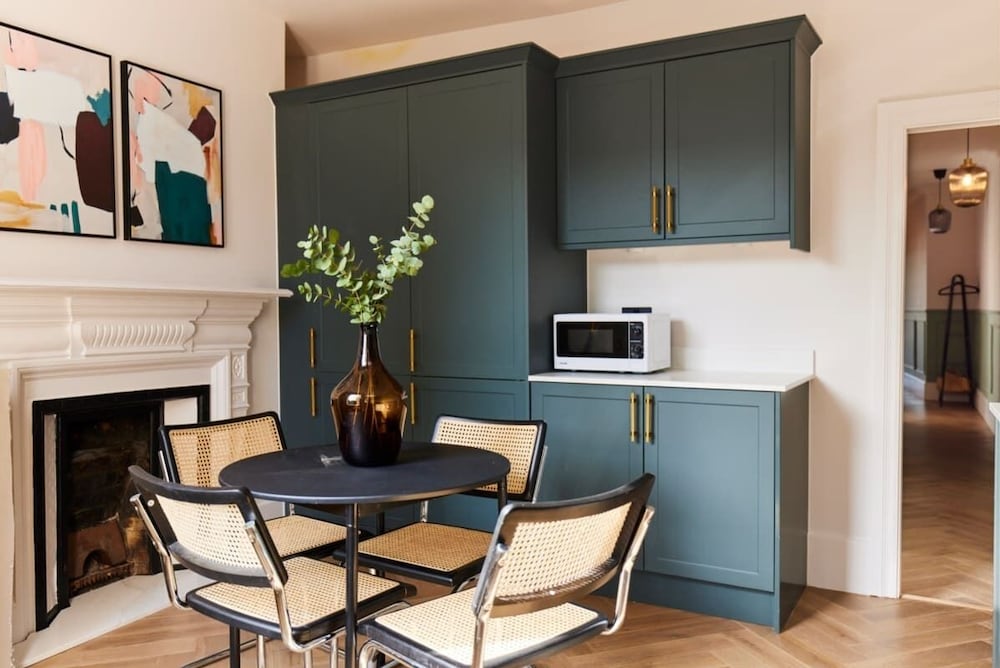 Фото The Elmfield Road Wonder - Dazzling 2bdr Flat