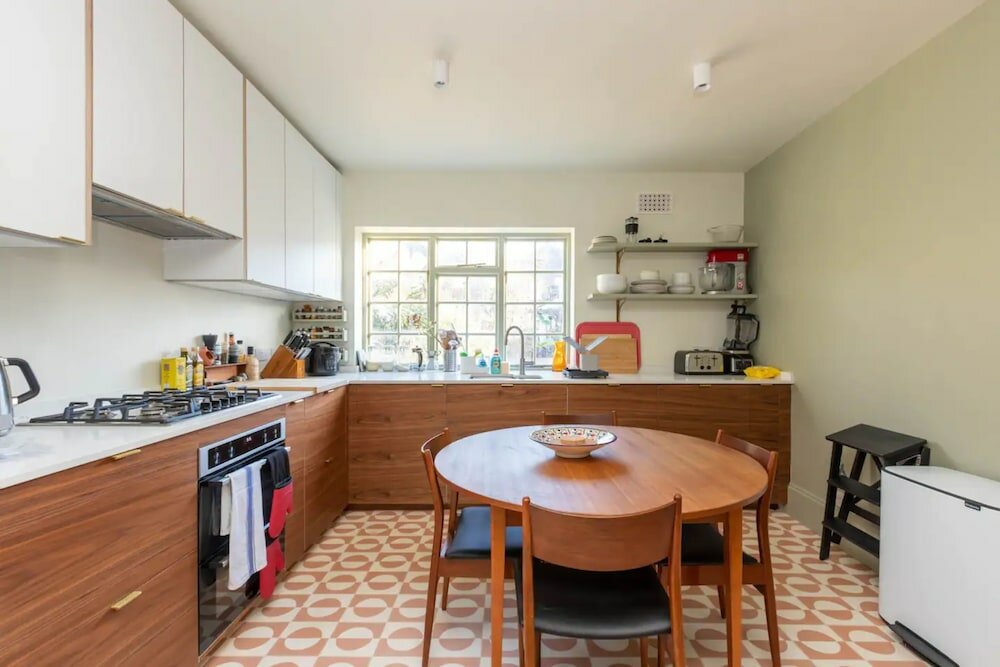 Фото Spacious and Bright 2 Bedroom Flat in Kentish Town