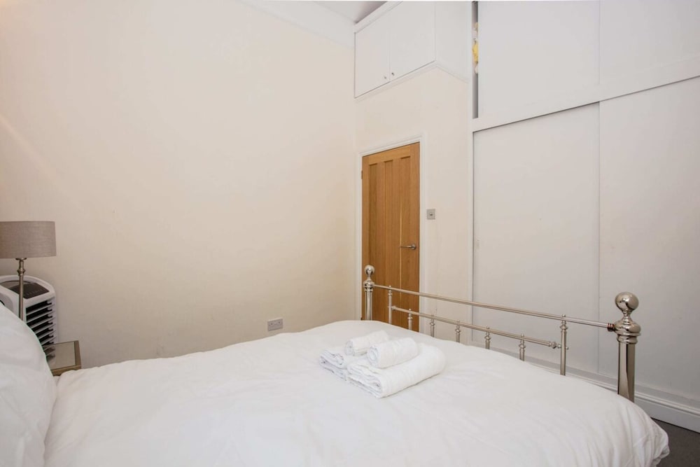 Фото Cozy 1 Bedroom Apartment near Harrods, Knightsbridge