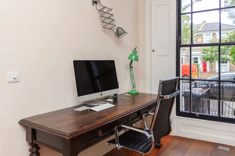 Фото Stunning 2 Bedroom House in Peaceful London Fields