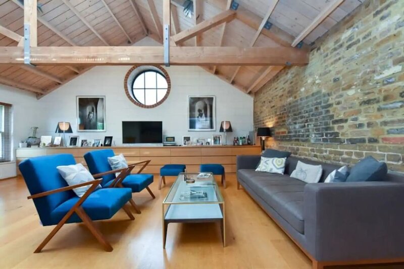Гостиница Stunning 2 Bedroom Mezzanine Loft in Portobello в Лондоне