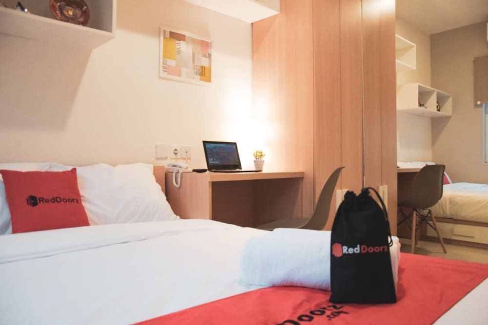 Фото RedDoorz Plus near Manggarai Station 3