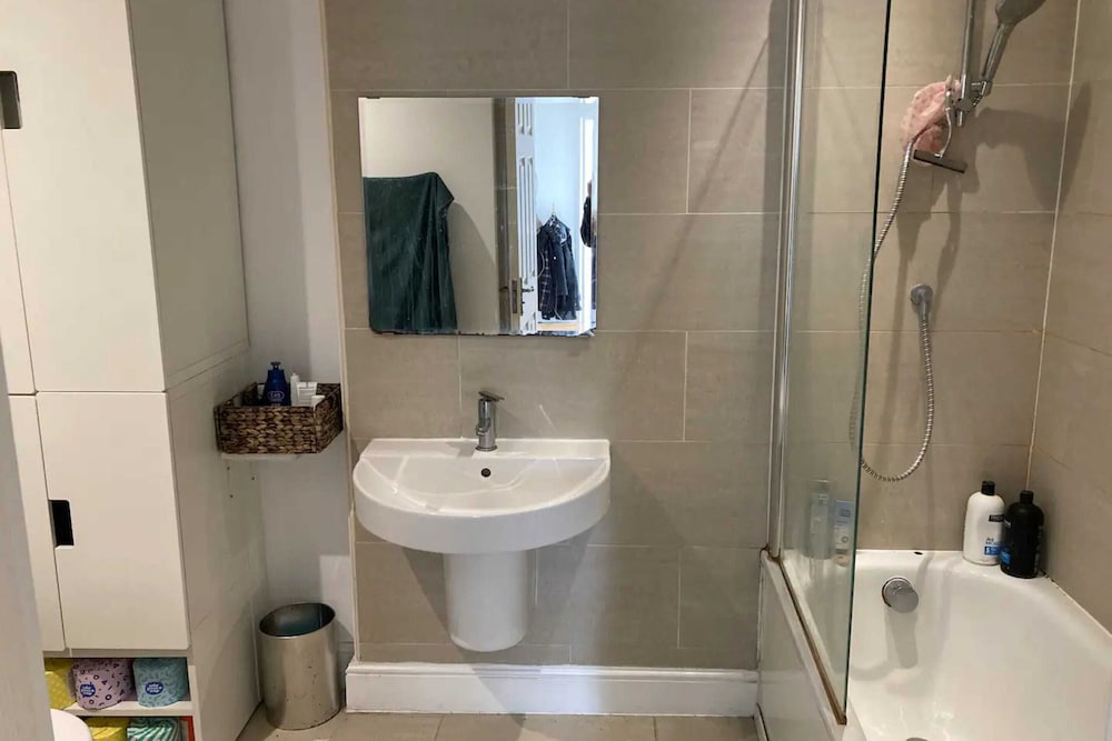 Фото Radiant 2 Bedroom Flat in New Cross - Converted Pub