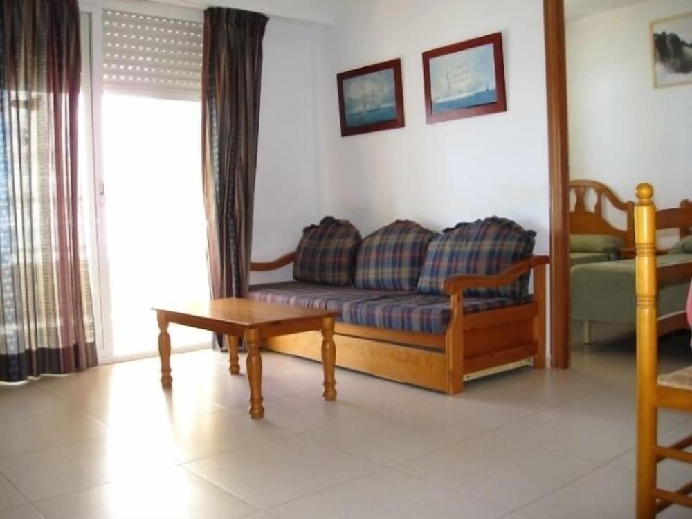 Фото Apartamentos la Reina