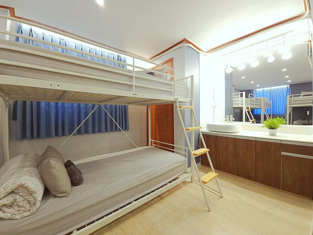 Фото Oyo Rooftop Hostel