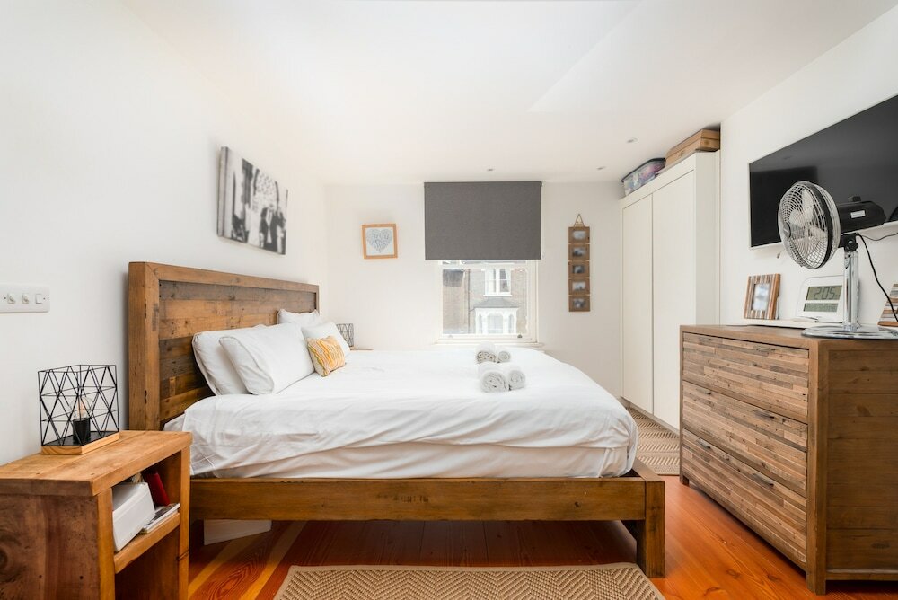 Фото Delightful Family Home With Garden in Balham by Underthedoormat