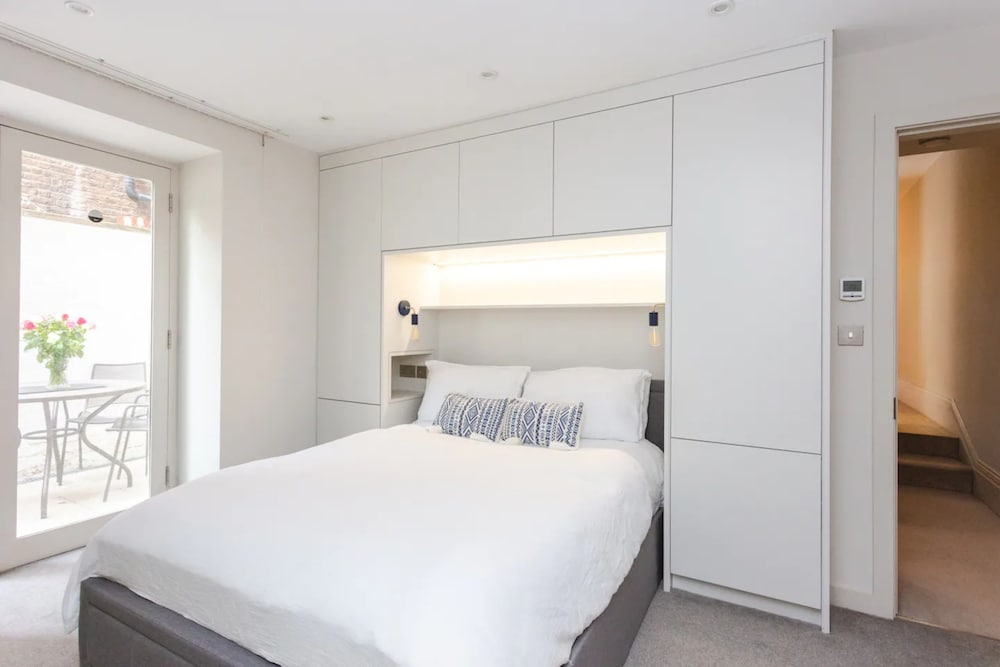 Фото Modern 2 Bedroom Apartment Near Gloucester Road
