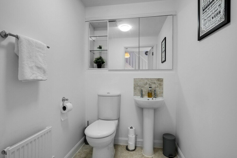 Фото Ferndale Serviced 4 Bedroom 2 Bath House