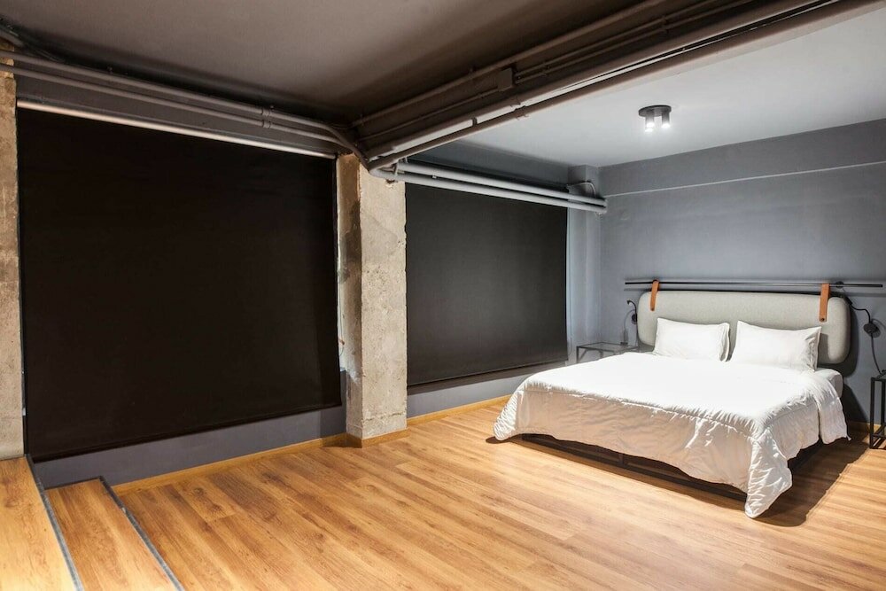 Фото Modern Industrial Apt In Neos Kosmos