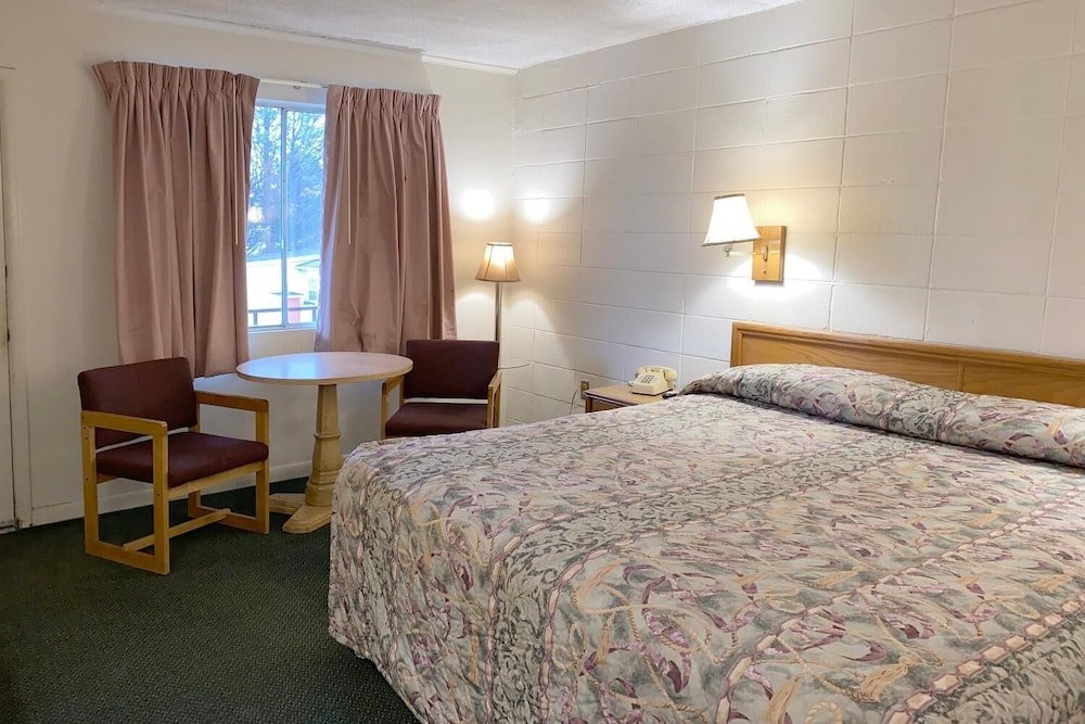 Фото Deluxe Inn & Suites