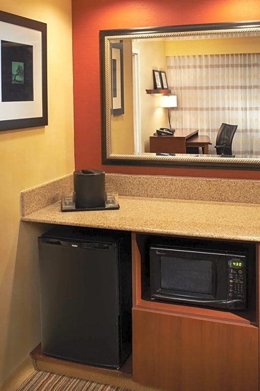 Фото Courtyard by Marriott Des Moines West Clive