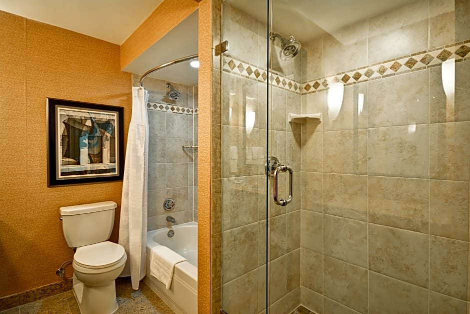 Фото Crowne Plaza Tulsa - Southern Hills