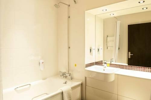 Гостиница Premier Inn Birmingham City Centre Broad Street в Бирмингеме