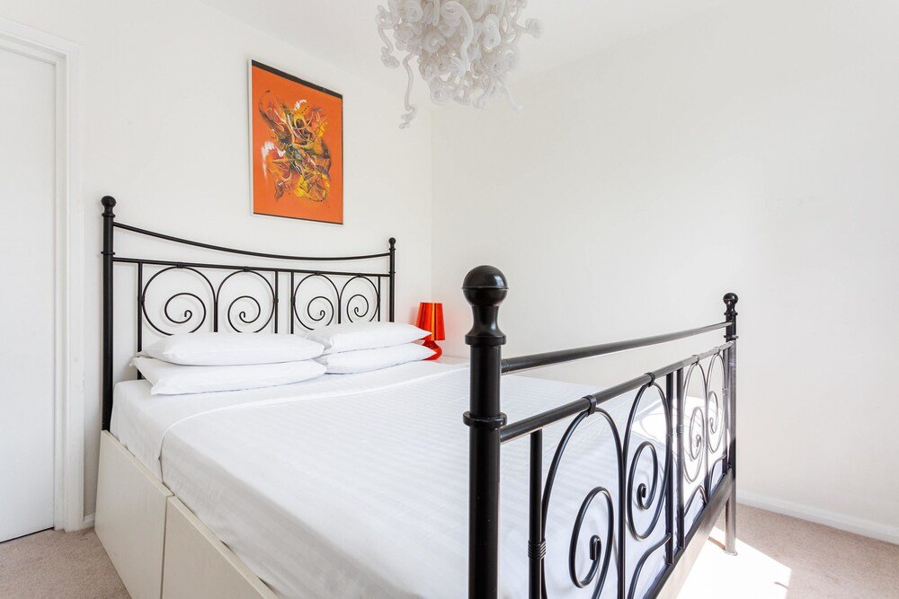 Фото St Margaret's Road by Onefinestay