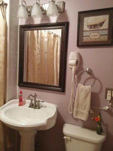 Фото A Hyde Away Inn B&b