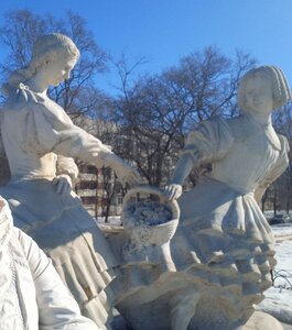 Две сестры (St. Petersburg, Sestroretsk, Primorskoye Highway), escultura de genero