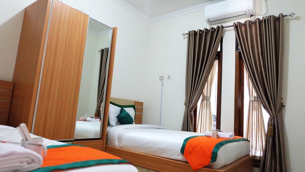 Фото Simply Homy Guest House Unit Bintaran